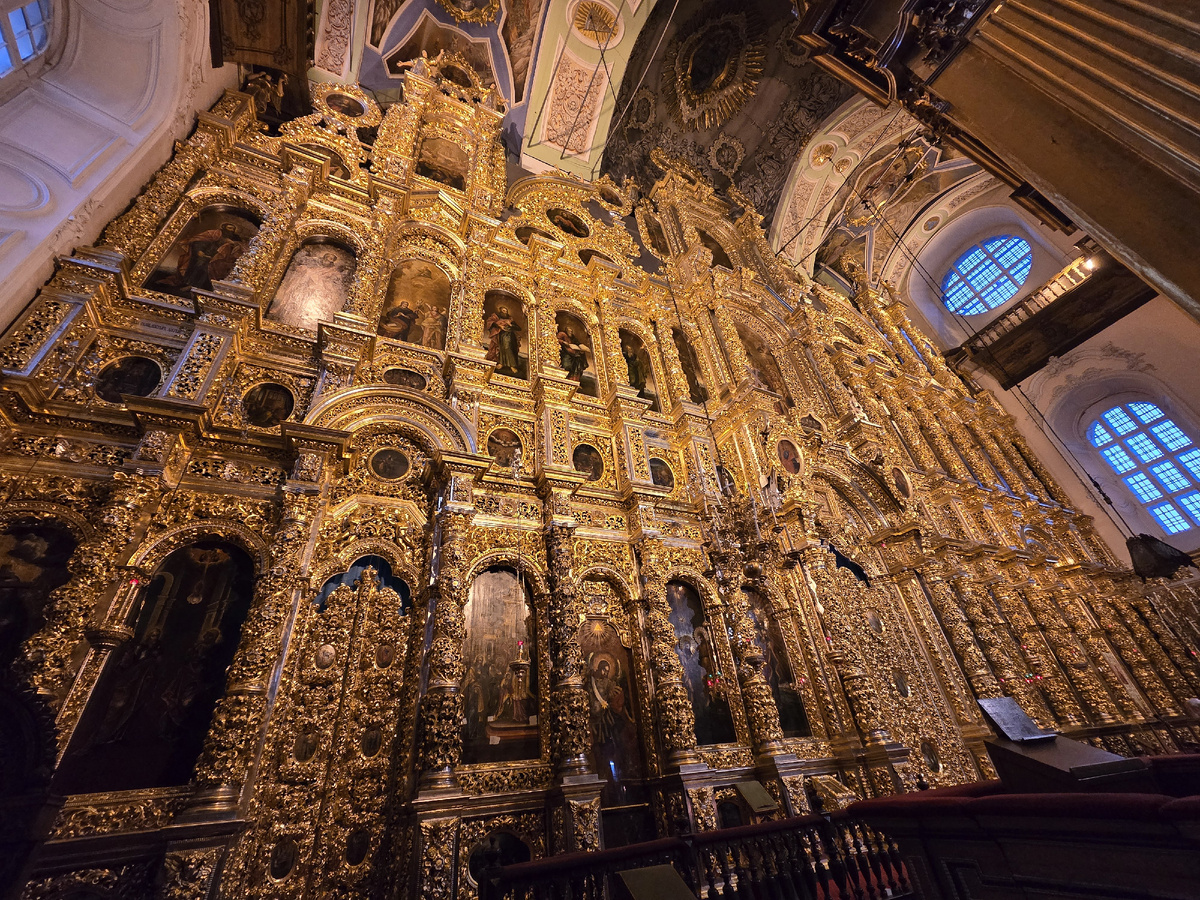 Пятиярусный деревянный позолоченный иконостас Успенского собора 