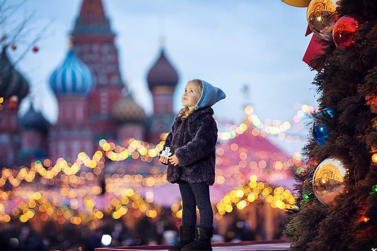 Первые елки для детей в дворянских семьях устраивали еще в XIX веке. Источник: Liudmila Puchinskaia / Shutterstock / FOTODOM📷
