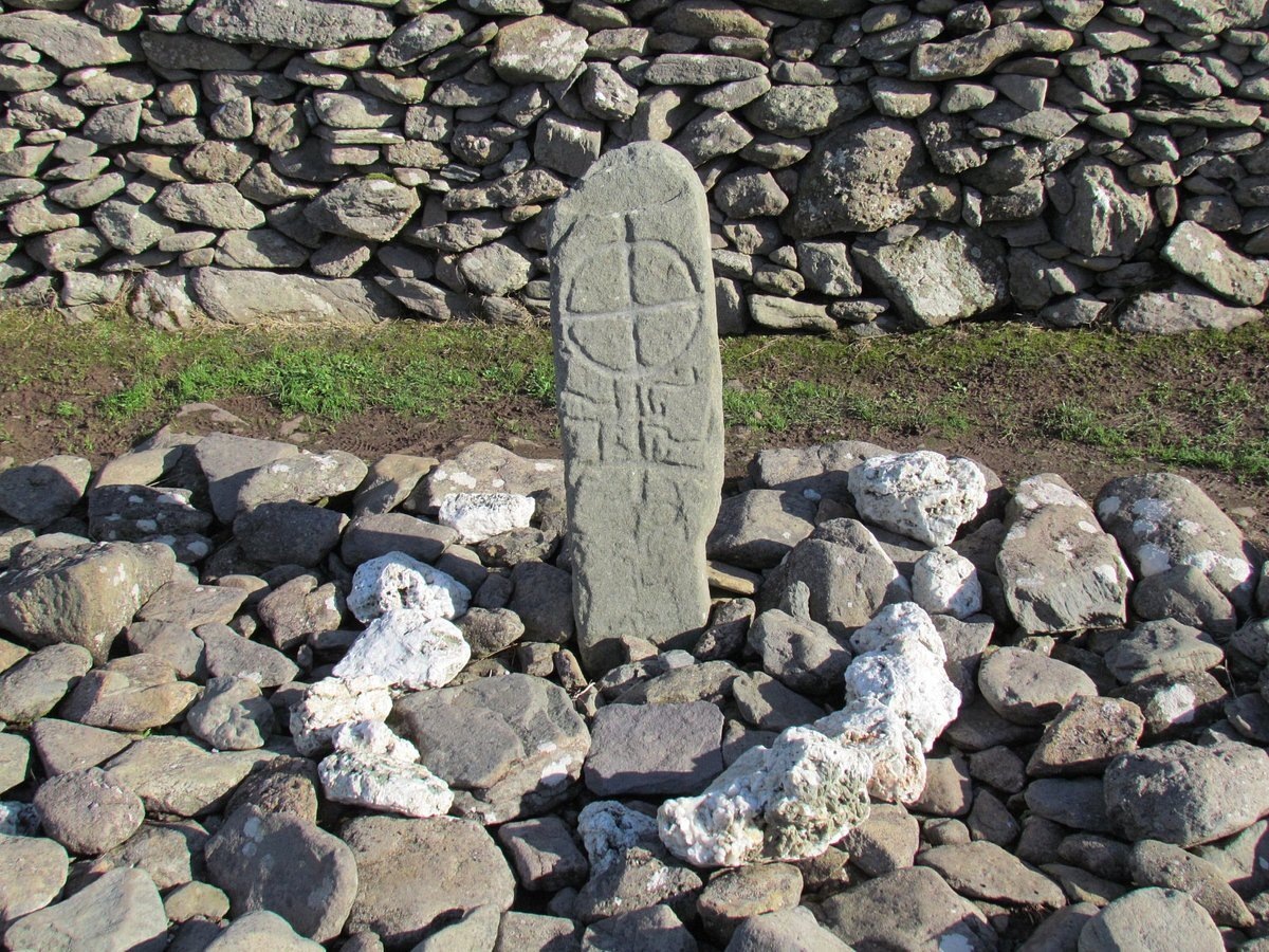 Каменный столб с вырезанным крестом, Галларусская часовня, графство