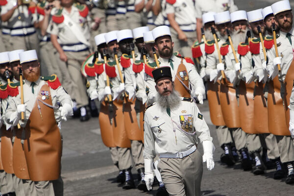    Солдаты Французского Иностранного легиона во время разднования Дня взятия Бастилии в Париже, 14 июля 2022 года / Christophe Ena/AP