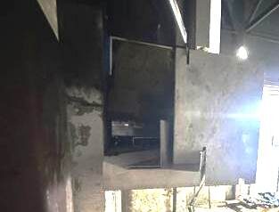 Прогиб стальной горизонтальной направляющей под весом облицовки НВФ, которая с успехом прошла прочностной расчет, но по факту не держит. Фото автора.