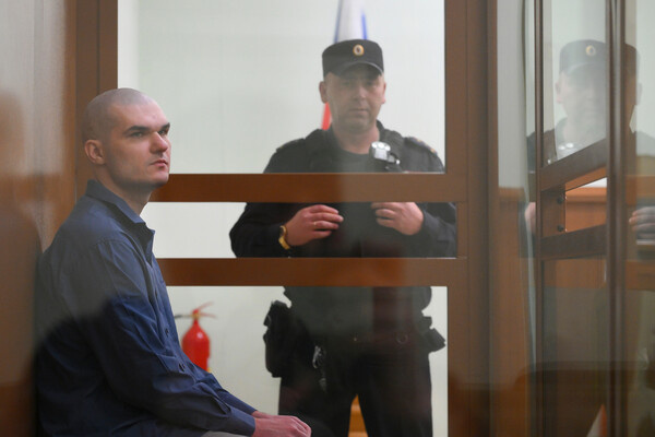 Евгений Серебряков, обвиняемый в подрыве автомобиля российского офицера на севере Москвы в 2024 году, на заседании суда во Втором западном окружном военном суде в Москве, 29 октября 2025 года / Евгений Биятов/РИА Новости 