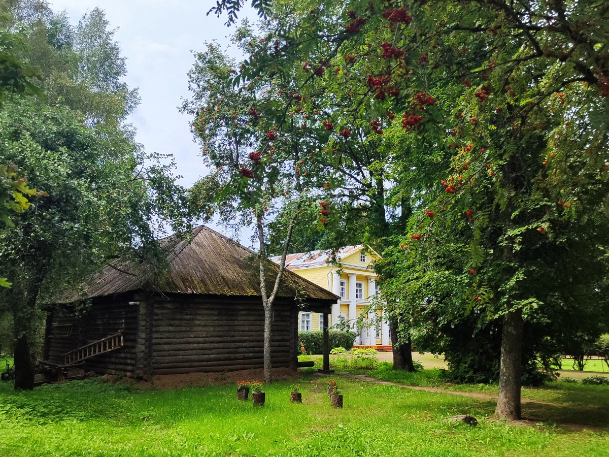 Усадьба Наумово. Амбар и барский дом.