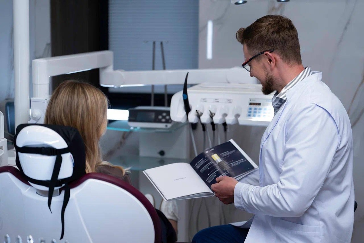 Основатель ИБИ, хирург-имплантолог — Шмойлов Андрей Евгеньевич