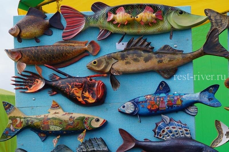 рыболовные сувениры, сувениры в виде рыб из дерева, раскрашенные деревянные рыбы
