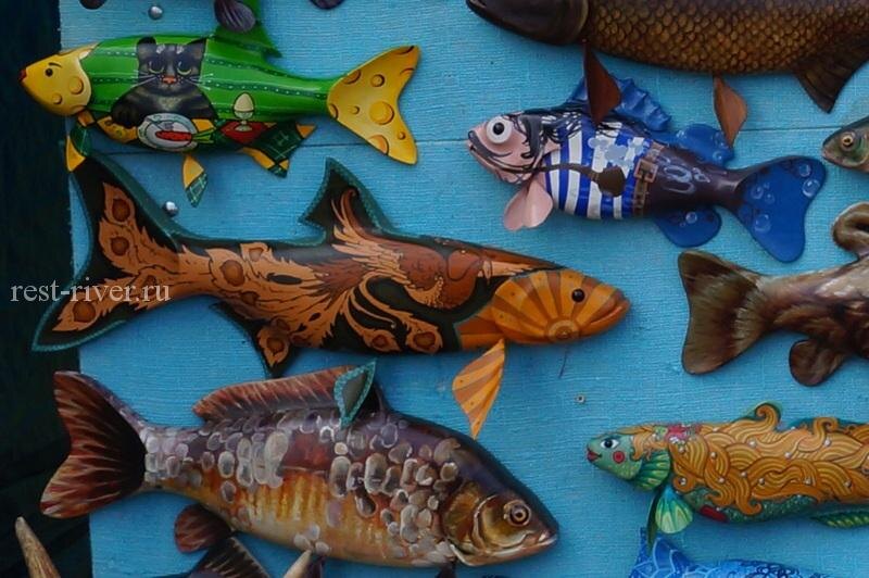 сувениры в виде рыб из дерева, раскрашенные деревянные рыбы