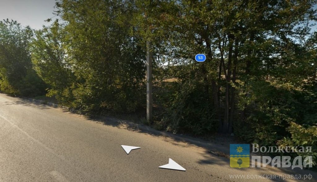 Скриншот с панорамы yandex.ru📷    У лежбища бомжей: в Волжском у овощехранилища «Заря» ночной гонщик снёс дерево и погиб
