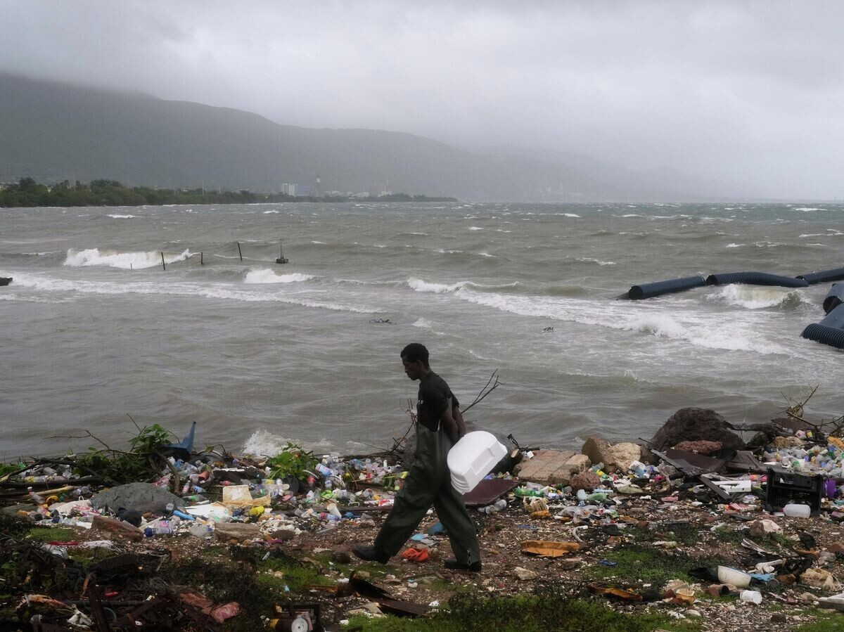    Последствия урагана "Мелисса" в Кингстоне© AP Photo / Matias Delacroix