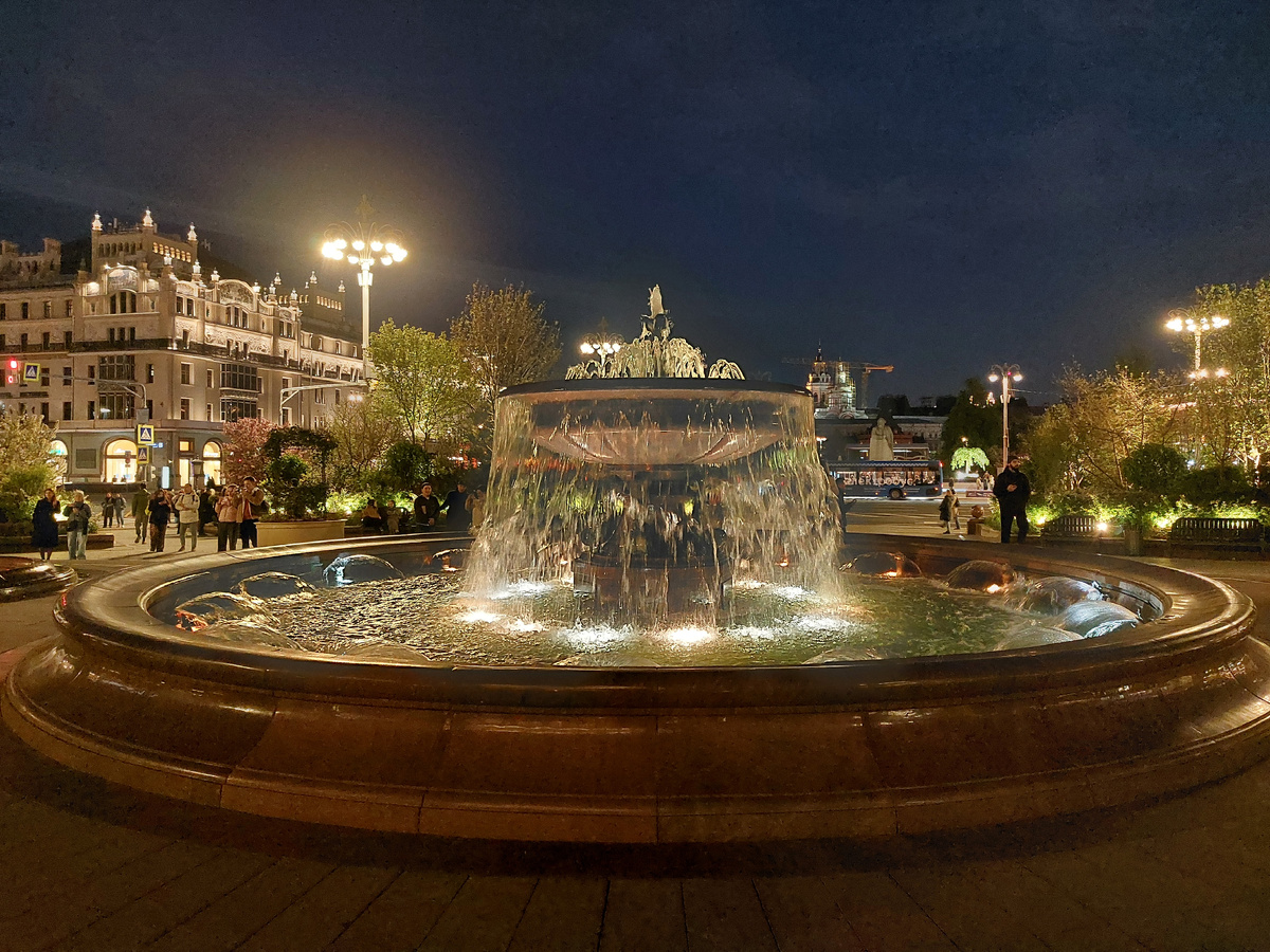 Фонтан напротив Большого театра