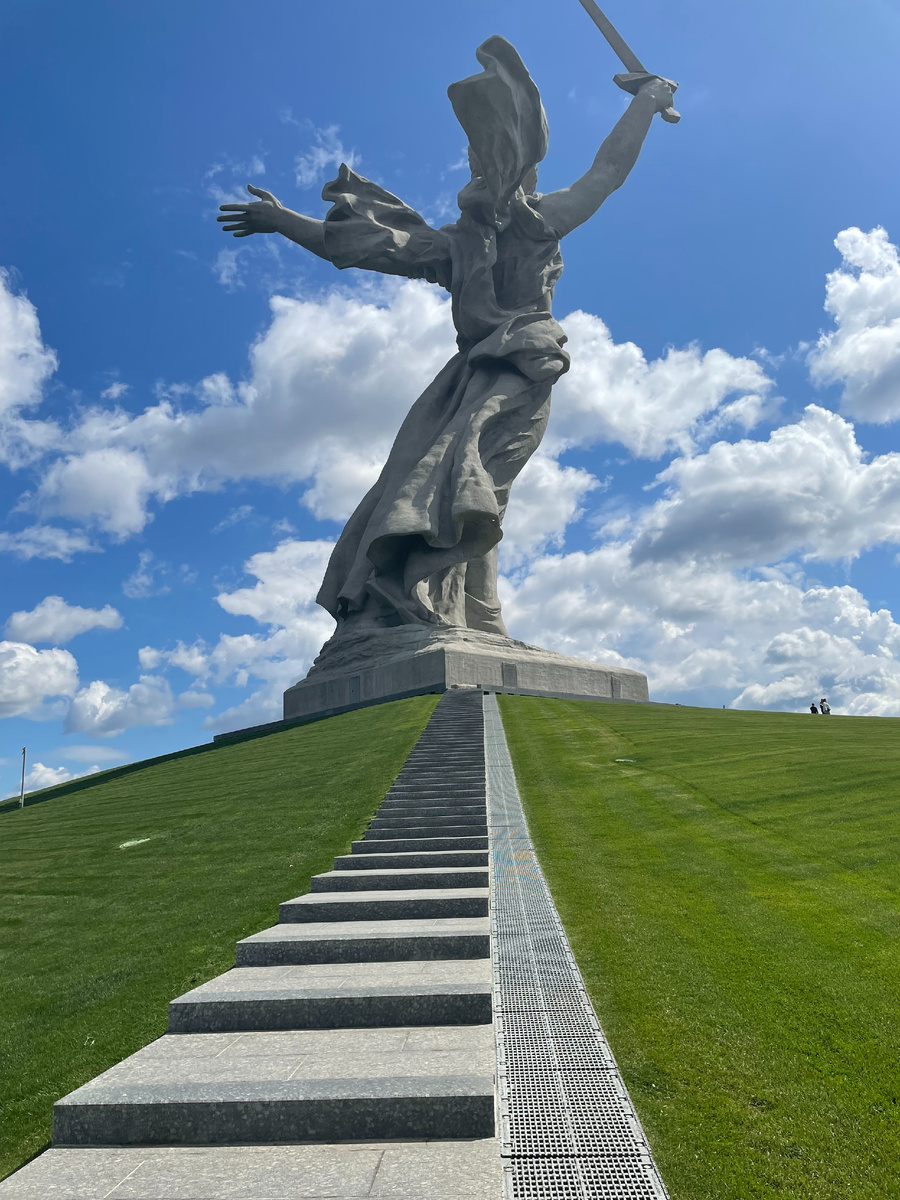 Памятник "Родина-мать" - главная визитная карточка Волгограда. Мы немного погуляли, и не задерживаясь на долго, поехали дальше в путь. Волгоград, май, 2022