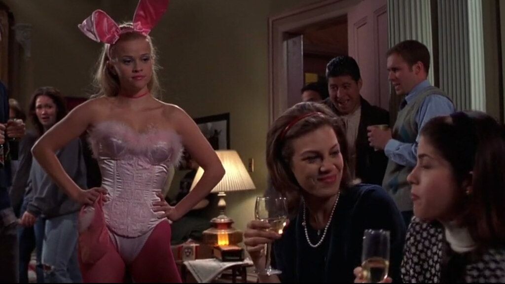 Риз Уизерспун в фильме "Блондинка в законе" в этой сцене испытывает стыд