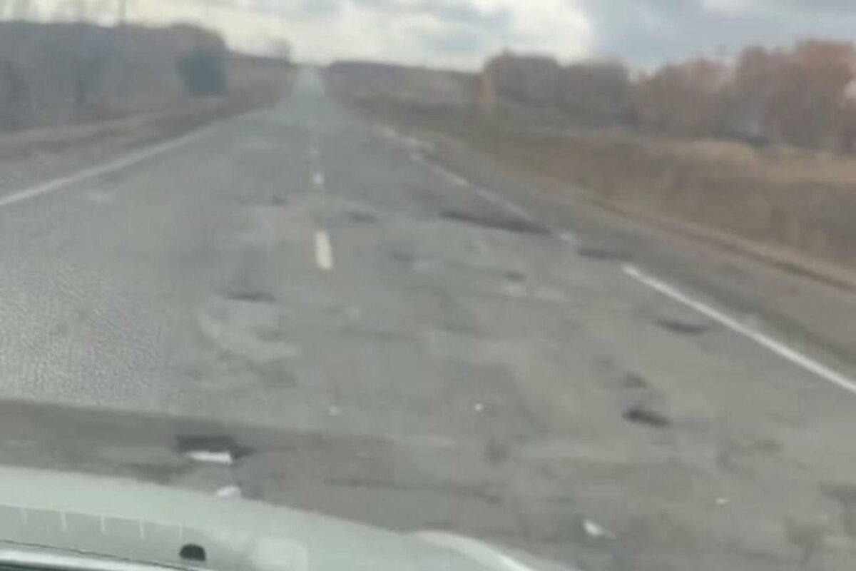    В Переволоцком районе после ремонта дороги водители продолжают лавировать между ямами