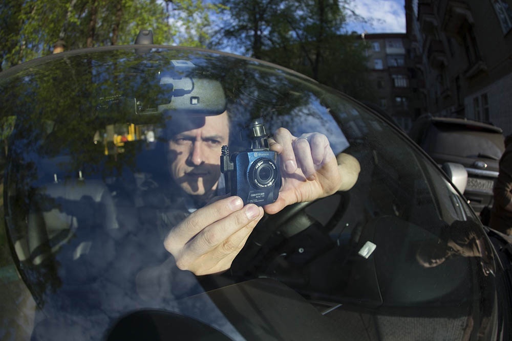    Грубое нарушение правил, зафиксированное владельцем такой камеры, может обернуться для нарушителя лишением прав. / Сергей Михеев