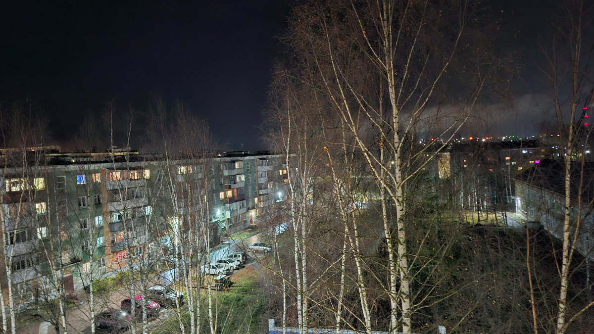 Двор. Окна светятся, двор освещается, а на улице никого. 