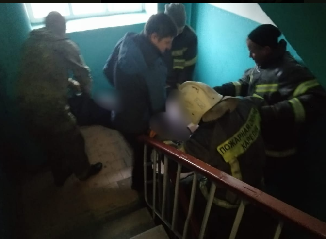   Пожарные в Пудоже донесли тяжелую пенсионерку до машины скорой помощиГоскомитет по безопасности РК