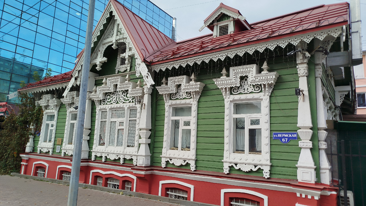 Из-за стройки снова удалось сфотографировать дом только сбочка