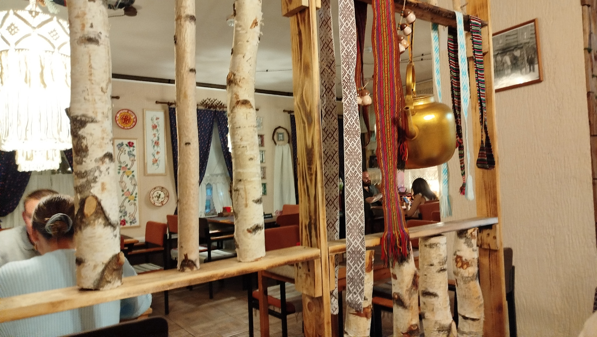 внутренний интерьер оформлен в русском стиле