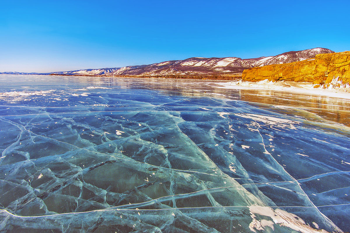 Не озеро, а космос. Так выглядит Байкал зимой — под этим льдом скрывается 20% мировой пресной воды!