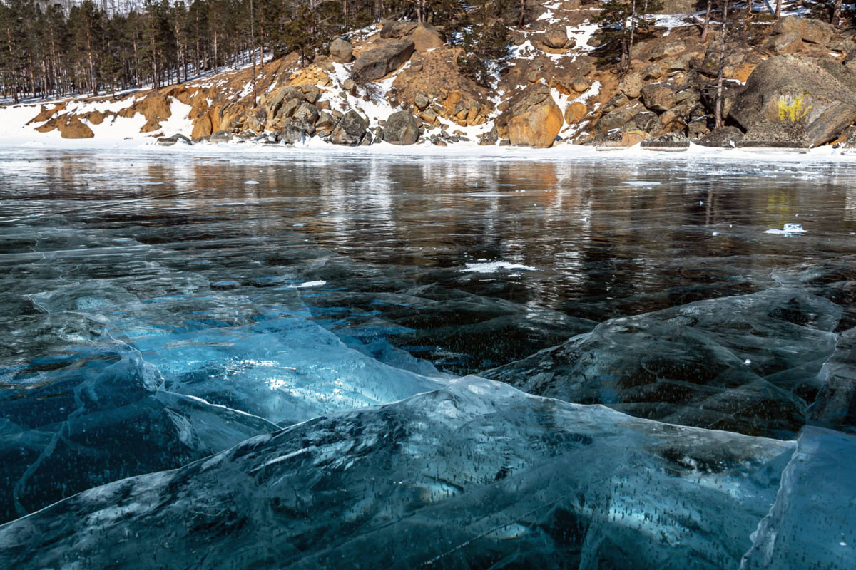 Не озеро, а космос. Так выглядит Байкал зимой — под этим льдом скрывается 20% мировой пресной воды!
