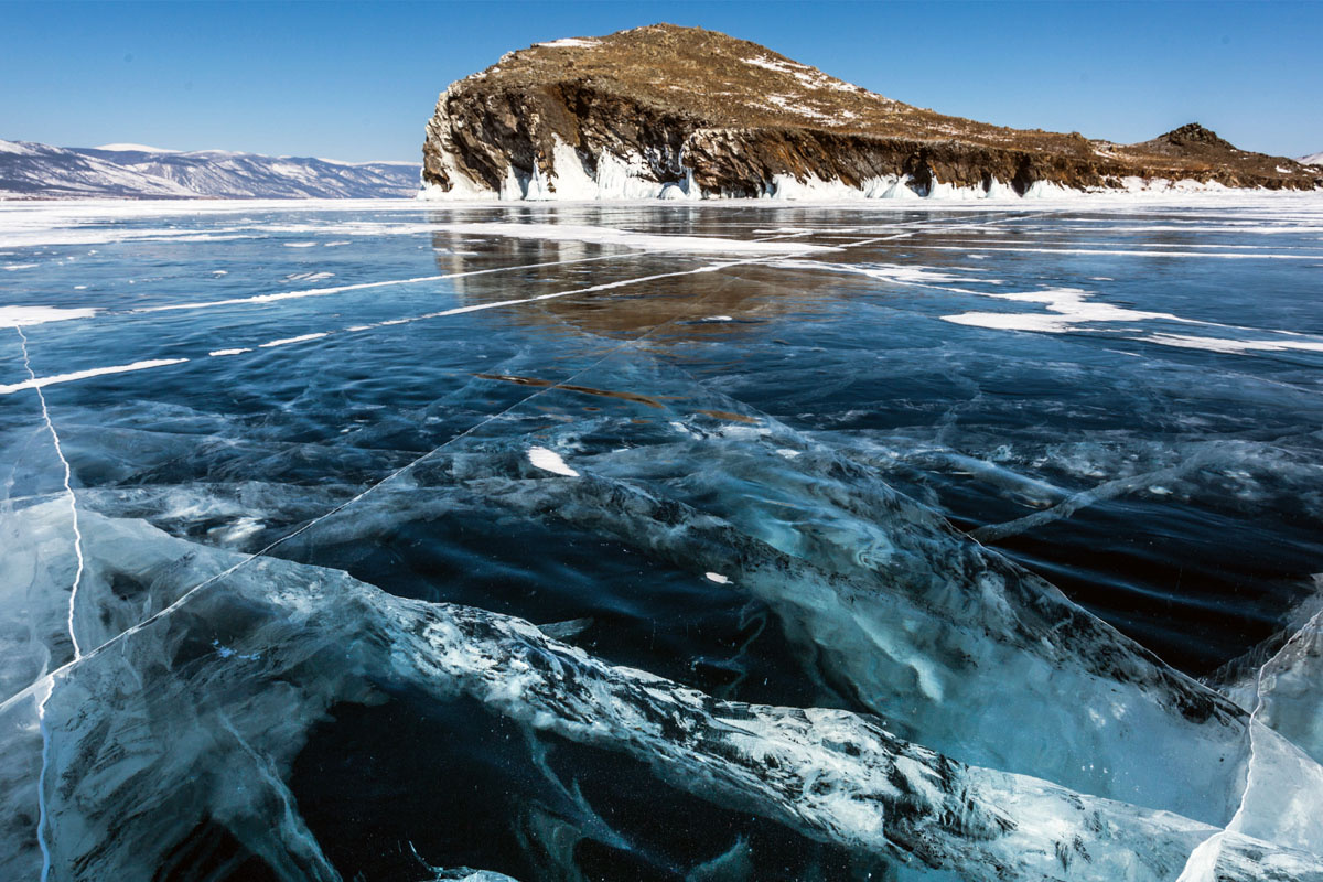 Не озеро, а космос. Так выглядит Байкал зимой — под этим льдом скрывается 20% мировой пресной воды!