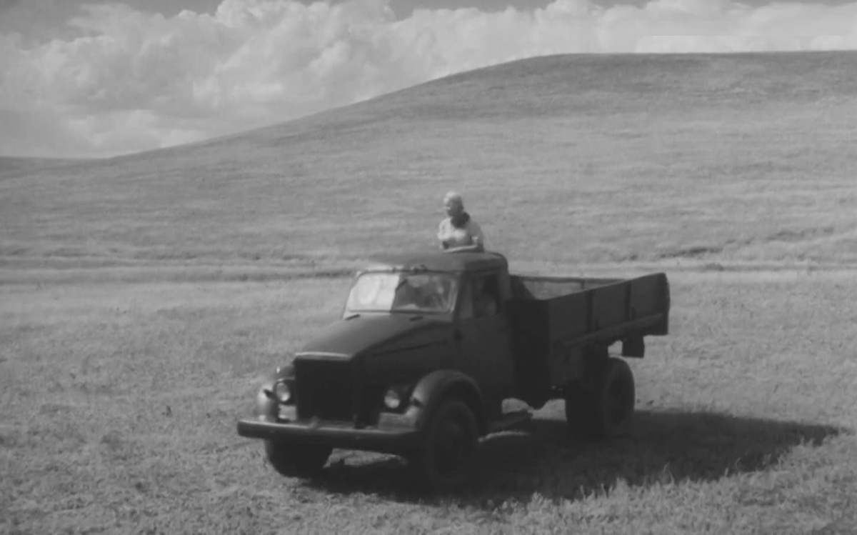 На такой новенькой машине катали Варю по степи летом 1952 года.