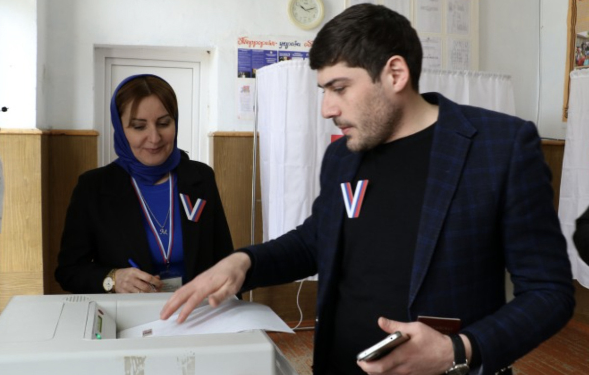    Глава Кайтагского района Запир Гасанов (справа)  Пресс-служба администрации Кайтагского района