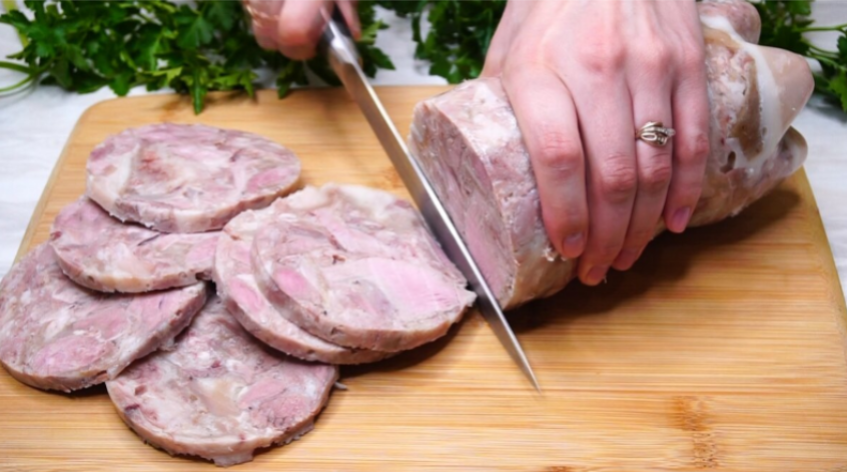 Кладу отварное мясо в бутылку и получаю зельц. К завтраку на бутерброды... то что нужно👍