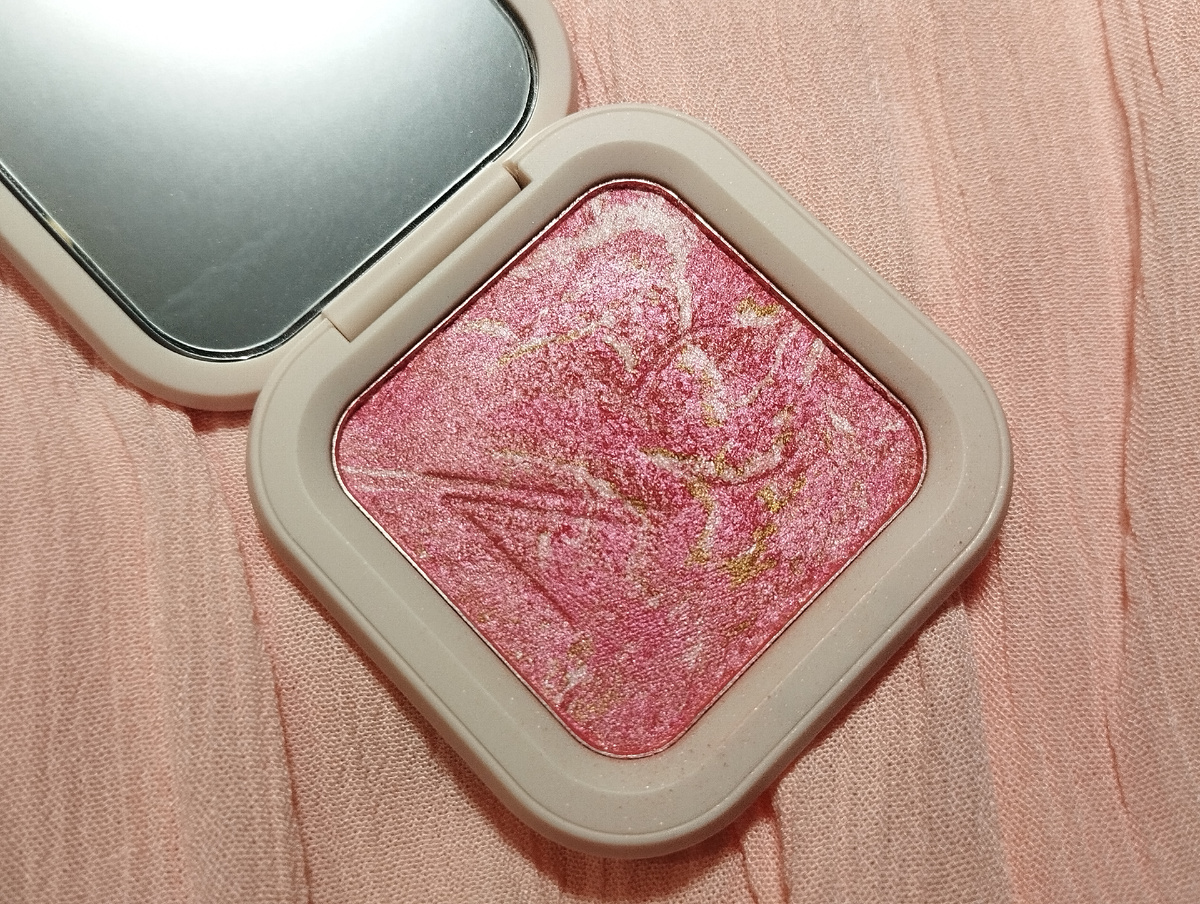 MORENA COSMETICS – Румяна для лица в оттенке 202, стоимостью 603 рубля. 