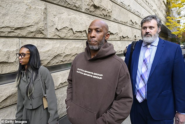 Член Зала славы НБА Чонси Биллапс был сфотографирован выходящим из федерального суда Портленда после ареста в рамках расследования ФБР.