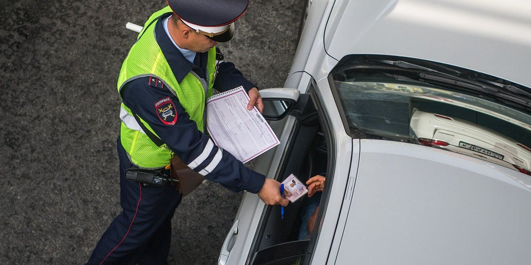 Стук в стекло на парковке: должны ли вы показывать права, если двигатель заглушен?