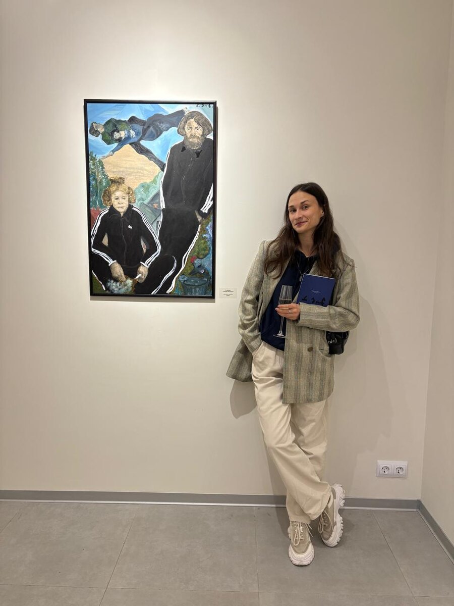 Я должна была пойти на кинопоказ в Zarenkov Gallery. Проверила везде информацию - бесплатно, без регистрации, приходите. Позвала двух подруг, пришли вовремя. Но людей перед нами и после охранник разворачивал со словами "Мест нет, полная загрузка. Нет, ждать бесполезно". 