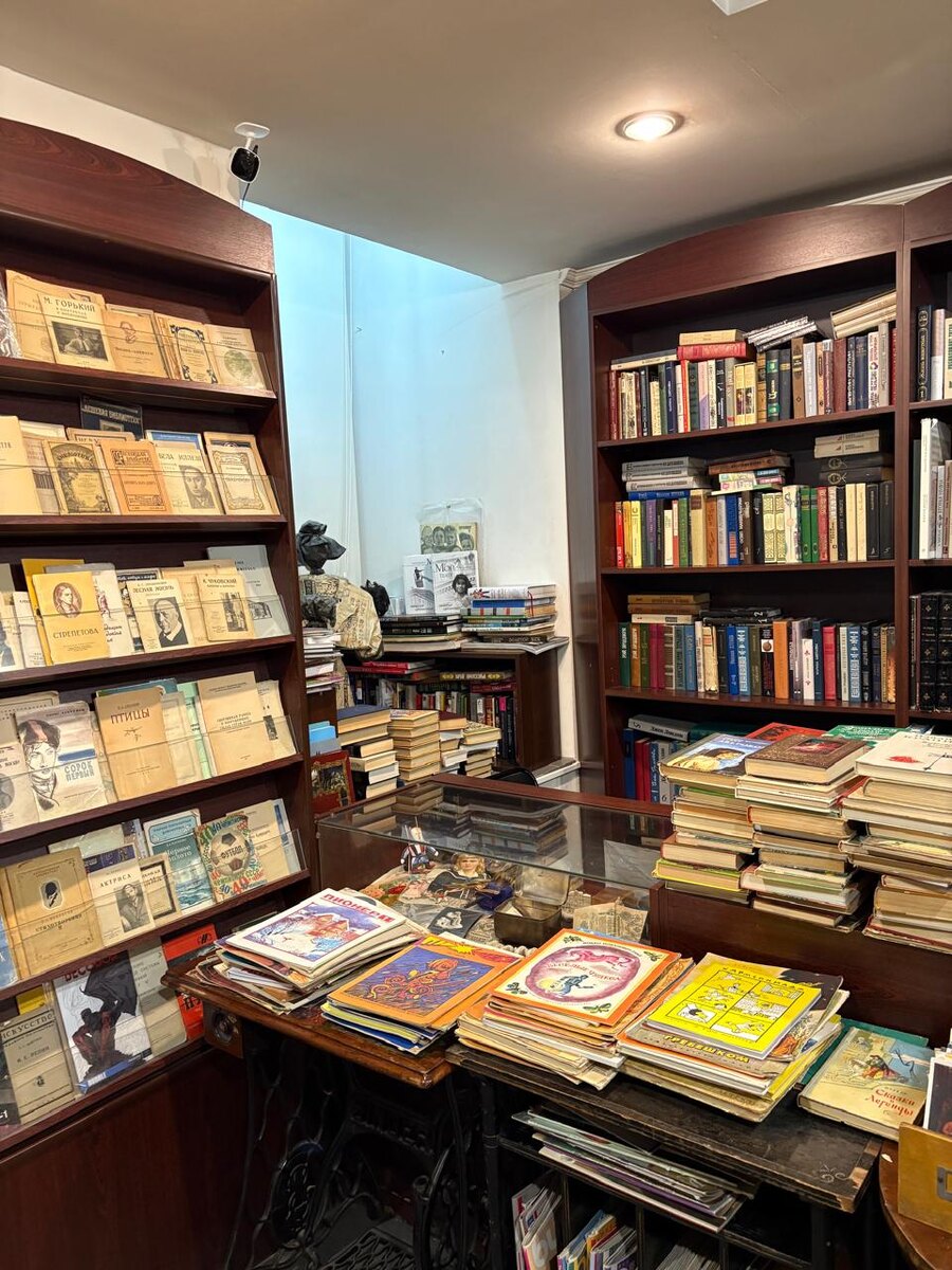 Посмотрите сайт. Судя по тексту они с радостью выполнят свою работу - https://knizhnayavetka.ru/#contact. Проконсультировать могут лично, по WA, в телеге и по телефону - кажется прям ждут ваших сообщений и советуют подумать перед тем, как выкидывать что-то или нести в библиотеку)