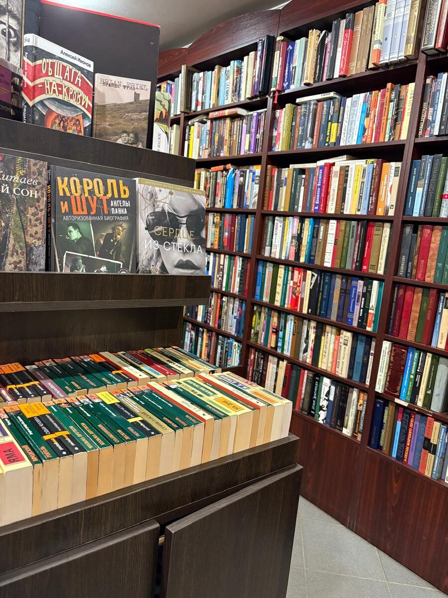 Далее расположен антикварный магазин, который успешно развивают с 2003 года 3 поколения одной семьи. Они с удовольствием бесплатно произведут оценку ваших предметов, изготовленных до 1945 года: фотографий, марок, книг, ювелирки, монет и картин.