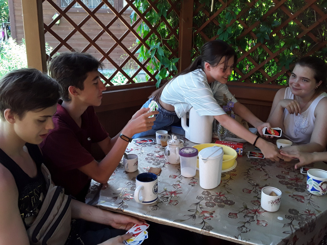 Леся и новые друзья (за кадром в перерыве)