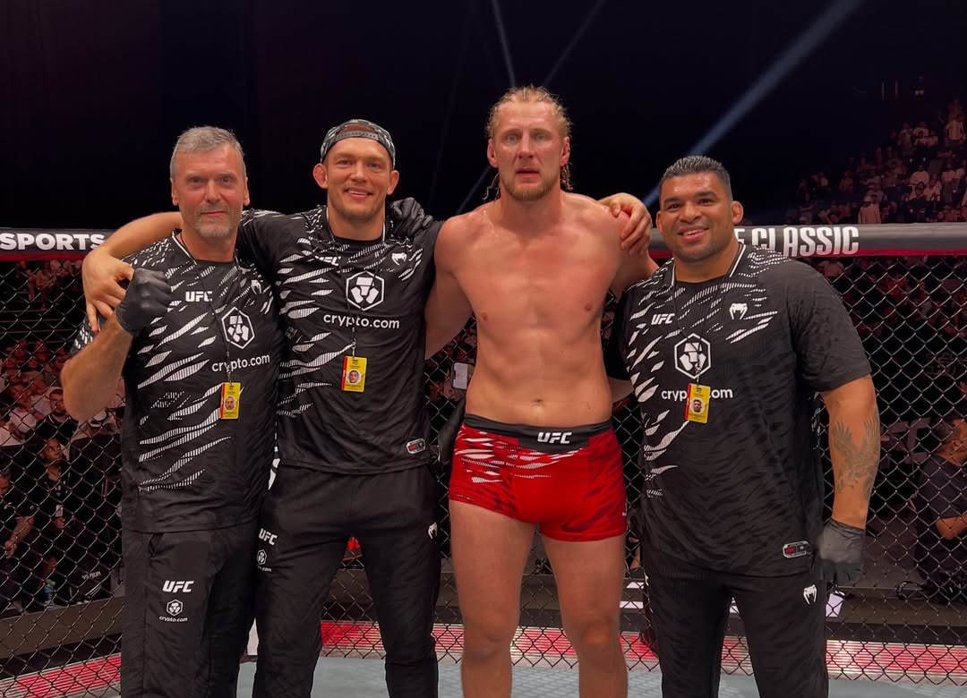    Владимир Турченко, Марсело Нуньес, Александр Волков и Ронни Маркес (слева направо) после победы Волкова над Жаилтоном Алмейдой. соцсети