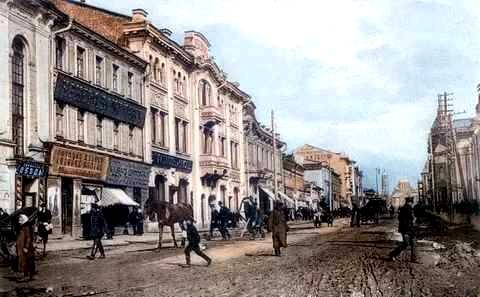 Панорама улицы Соборной в районе торгового пассажа. Дом Телегиных - справа от домов Александра Гребежева. Фото из открытых источников в интернете