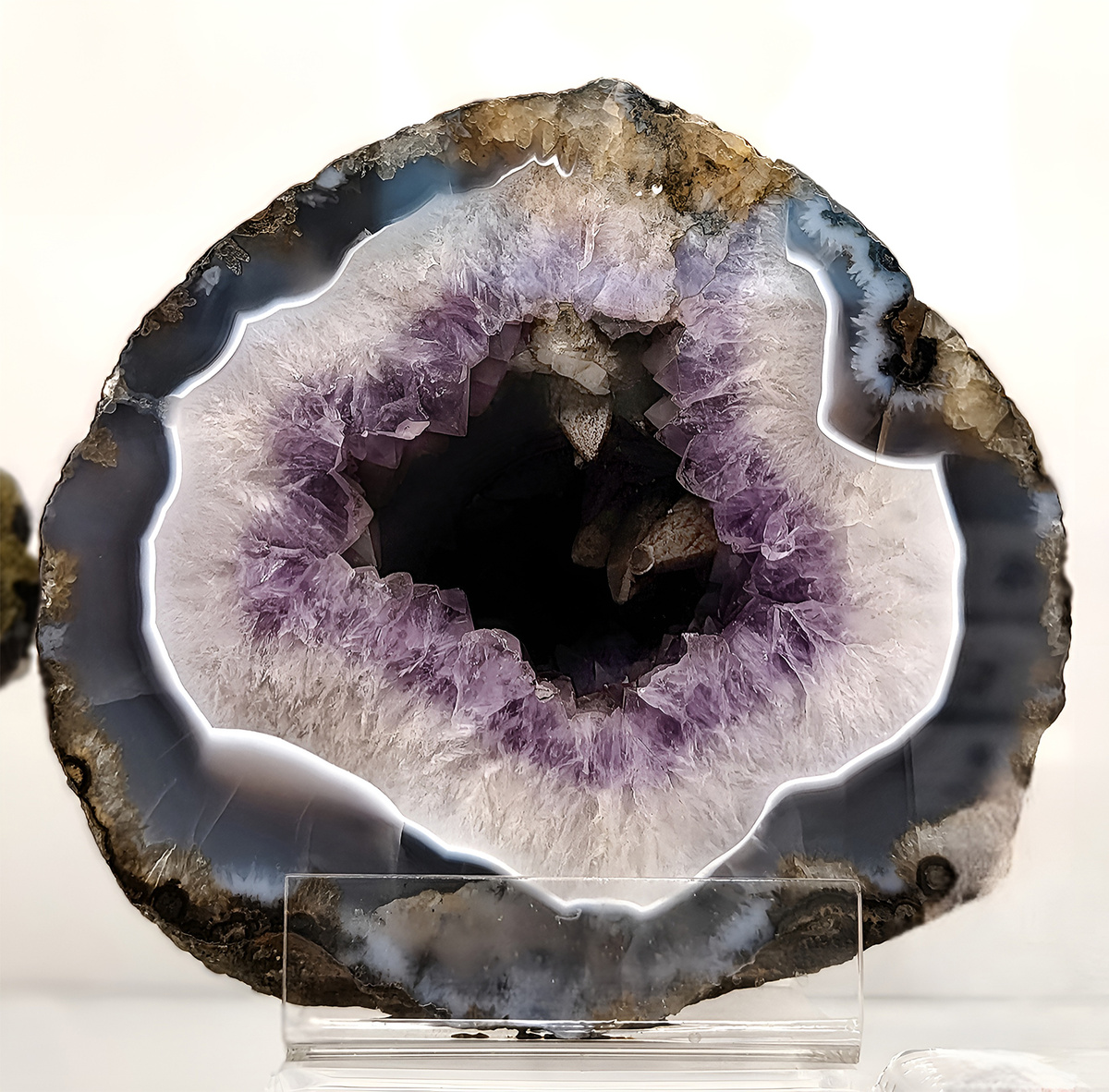 Аметист. Секреция агата с кристаллами аметиста и кальцита. Дар Григорьева Д.П., 1956 год. Грузия.  