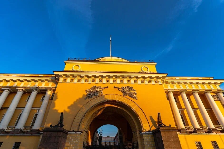 Фасад здания вырос больше чем на 400 метров и стал центральной осью трёх главных проспектов города. Фото: Лицензионный фотобанк СПб ГБУ «ГТИБ»