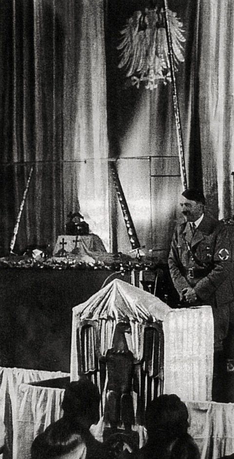 Адольф Гитлер с имперскими клейнодами 1938