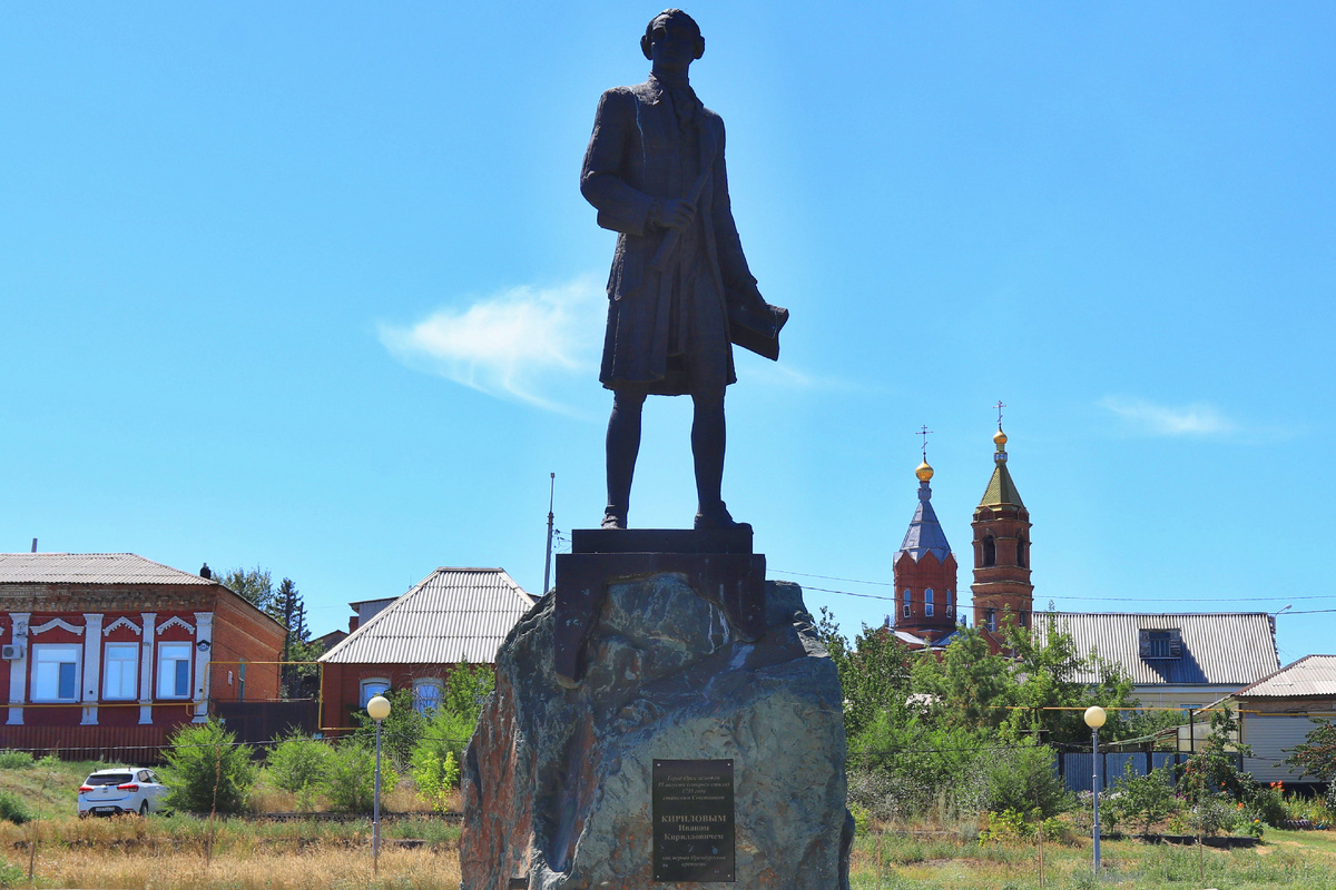 Памятник Ивану Кирилловичу Кирилову в историческом центре Орска. На заднем плане можно видеть Преображенскую церковь, построенную на холме, выбранном Кириловым для строительства местной цитадели