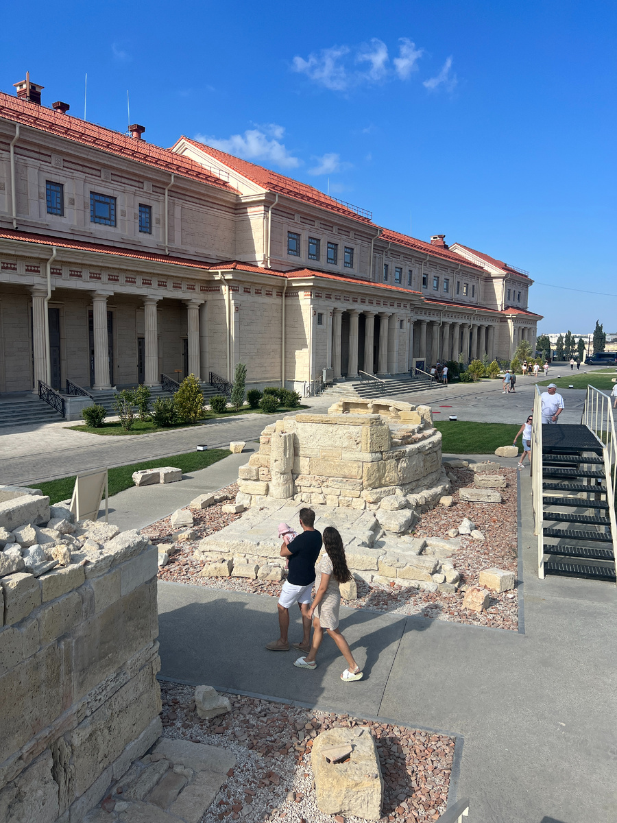 Гробница на входе 