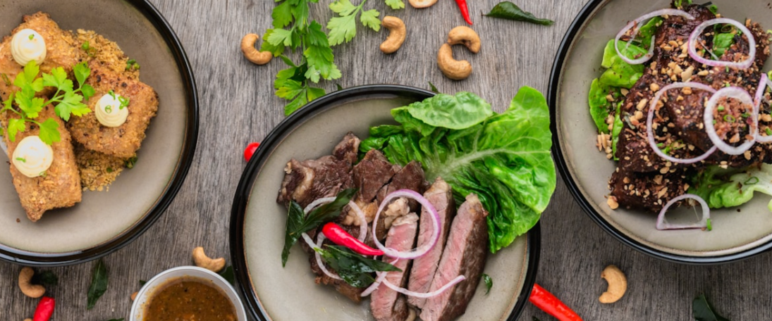 Хотите понять, где проседает ваш сервис? Пройдите этот чек-лист. Честно. 30 минут — и вы увидите проблемы.

Блок 1: Первый контакт (встреча гостя)
⬜ Гостя встречают в течение 30 секунд после входа

⬜ Приветствуют с улыбкой и зрительным контактом

⬜ Помогают с верхней одеждой (если сезон)

⬜ Провожают к столу, а не указывают рукой

⬜ Подвигают стул, когда гость садится

Если меньше 4 галочек — первое впечатление страдает.

Блок 2: Знание меню
Попросите официанта прямо сейчас описать:

⬜ Фирменное блюдо (состав, вкус, история)

⬜ Самое популярное блюдо (почему гости его любят)

⬜ Разницу между двумя похожими позициями

⬜ Какое вино к какому блюду подходит (хотя бы 3 пары)

⬜ Какие есть сезонные предложения

Если меньше 3 галочек — персонал не продаёт, потому что не знает, что продаёт.

Блок 3: Скорость обслуживания
Засеките время:

⬜ Меню приносят в течение 1 минуты

⬜ Заказ принимают в течение 3-5 минут

⬜ Аперитив/напитки — в течение 5 минут

⬜ Холодные блюда — в течение 15 минут

⬜ Горячие блюда — в течение 25 минут

Если хоть один пункт не выполняется — гости уходят недовольными.

Блок 4: Допродажи
Проверьте последние 20 чеков:

⬜ В скольких есть аперитив? (норма: 30%+)

⬜ В скольких есть вино/напитки? (норма: 60%+)

⬜ В скольких есть десерт? (норма: 40%+)

⬜ В скольких есть дополнительные позиции? (гарниры, соусы)

⬜ Средний чек растёт или падает?

Если процент ниже нормы — команда боится предлагать.

Блок 5: Чистота и порядок
Пройдитесь по залу:

⬜ Столы чистые, без крошек и пятен

⬜ Приборы блестят, без разводов

⬜ Меню чистые, без пятен

⬜ Туалеты идеальные (проверьте прямо сейчас!)

⬜ Нет посторонних запахов

Грязь убивает всё остальное. Без вариантов.

продолжение статьи в личном блоге: https://marico.su/blog/6