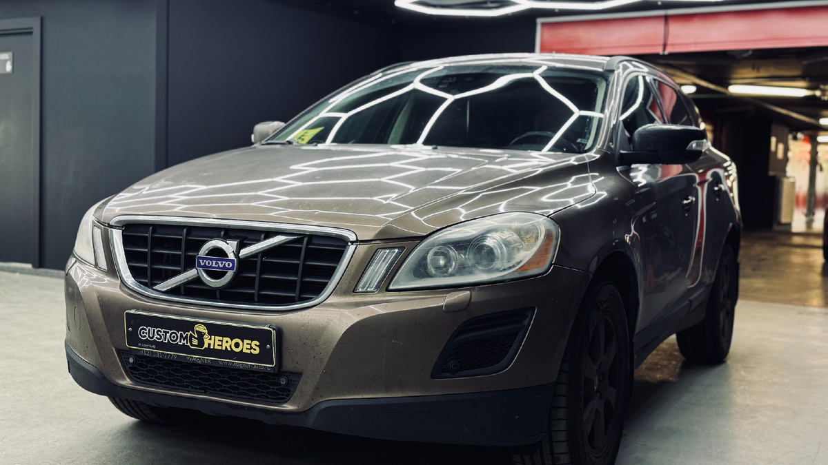 Источник фото: https://custom-heroes.ru/raboty/vid-uslugi/avtosvet/zamena-linz/volvo-xc60-zamena-stekol-far-ustanovka-linz-aozoom-q3-i-okleyka-far/