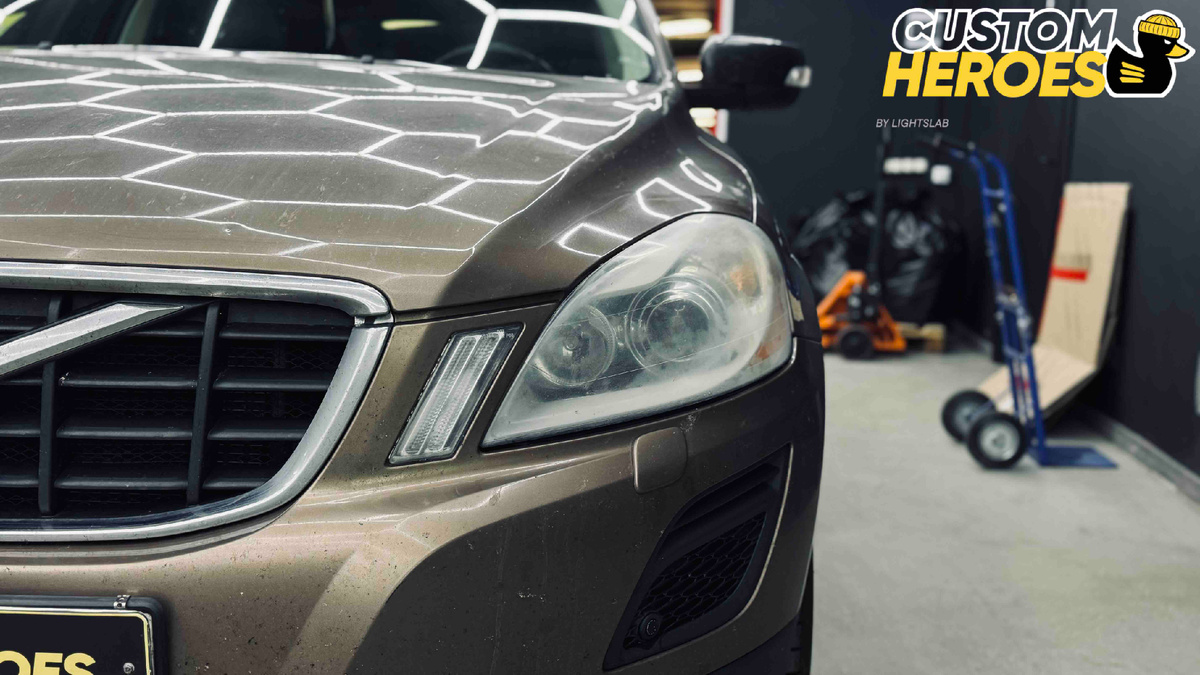 Источник фото: https://custom-heroes.ru/raboty/vid-uslugi/avtosvet/zamena-linz/volvo-xc60-zamena-stekol-far-ustanovka-linz-aozoom-q3-i-okleyka-far/