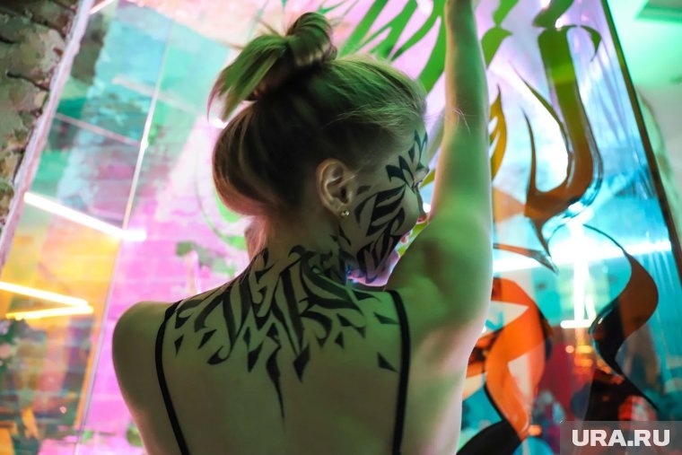     Туристку из России не пустили аэропорту Дубая из-за тату и пирсинга