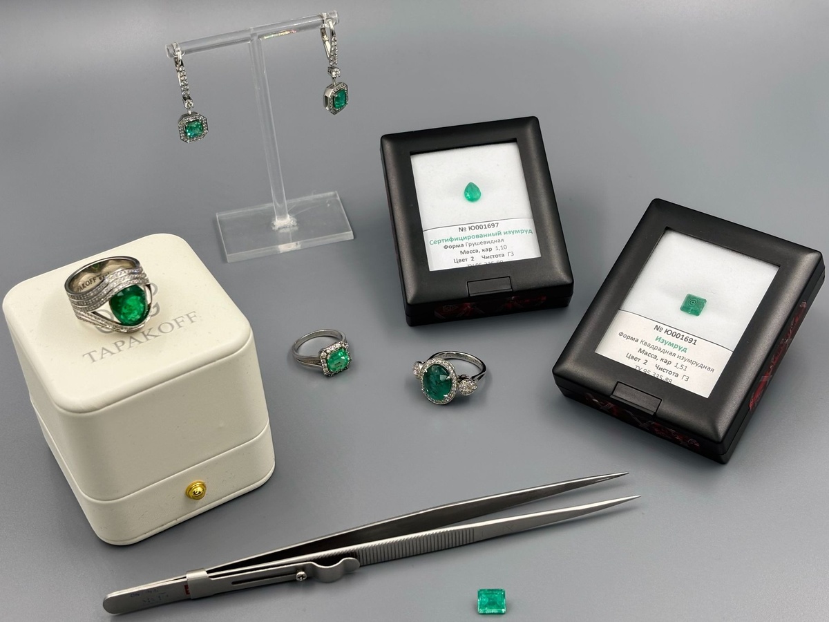 В «Галерее Тапакова» не только большой выбор украшений с изумрудами, но и коллекция ограненных камней