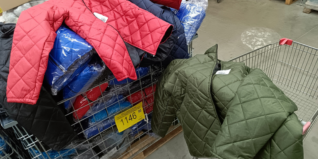 Зимние вещи в «Светофоре» и многое другое на полках магазина.