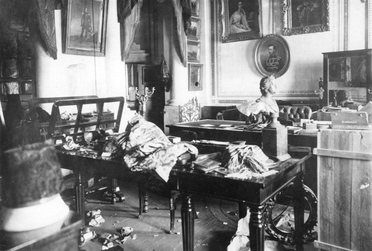 
02. Кабинет императора Александра II в Зимнем дворце после взятия его отрядами Военно-революционного комитета Совета рабочих и солдатских депутатов