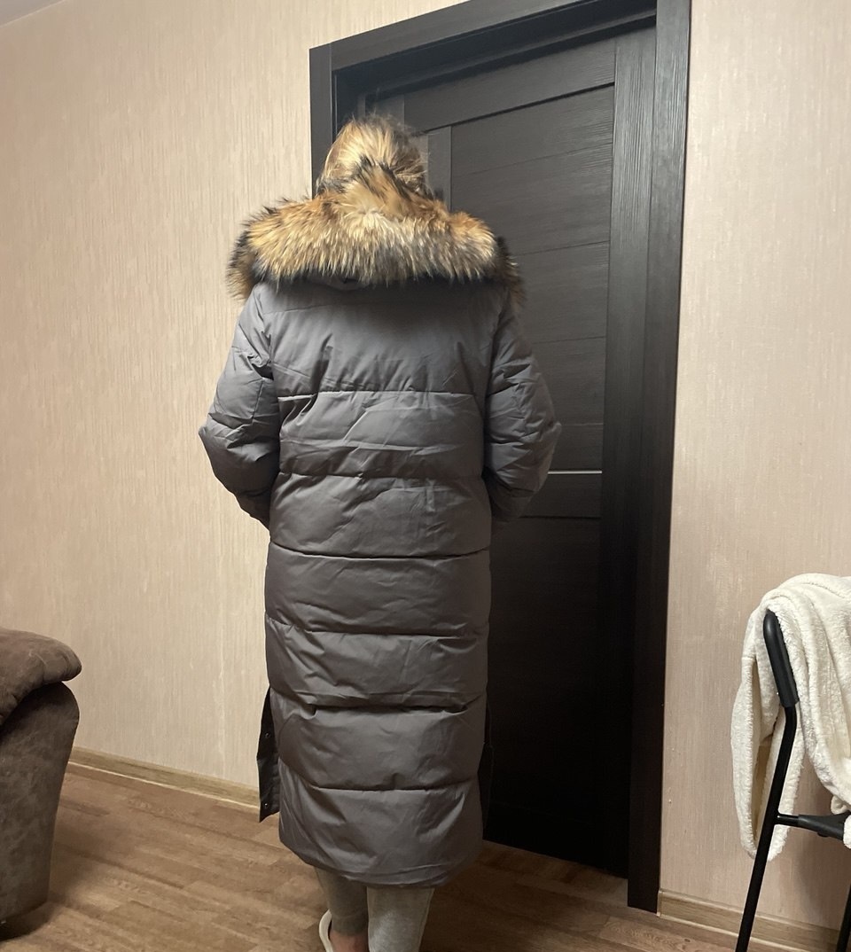 Мой новый пуховик. Ну, не это, конечно, я хотела. Но все, что хочу, начинается от 30 тысяч. Фото дочка делала. Она не хотела ждать когда я хотя бы причешусь. Ей было жутко некогда. 