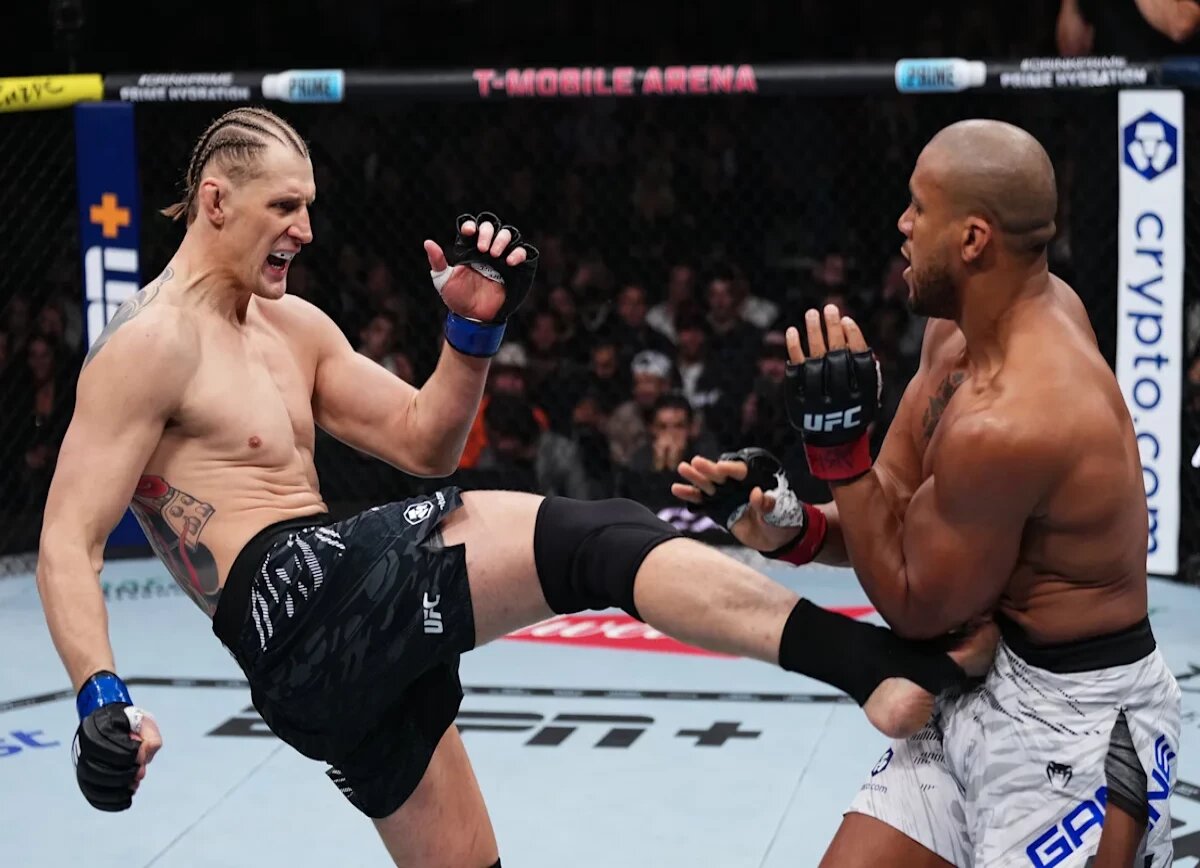     MMA Fighting о победе Волкова на UFC 321: соперник выглядел так, будто боялся